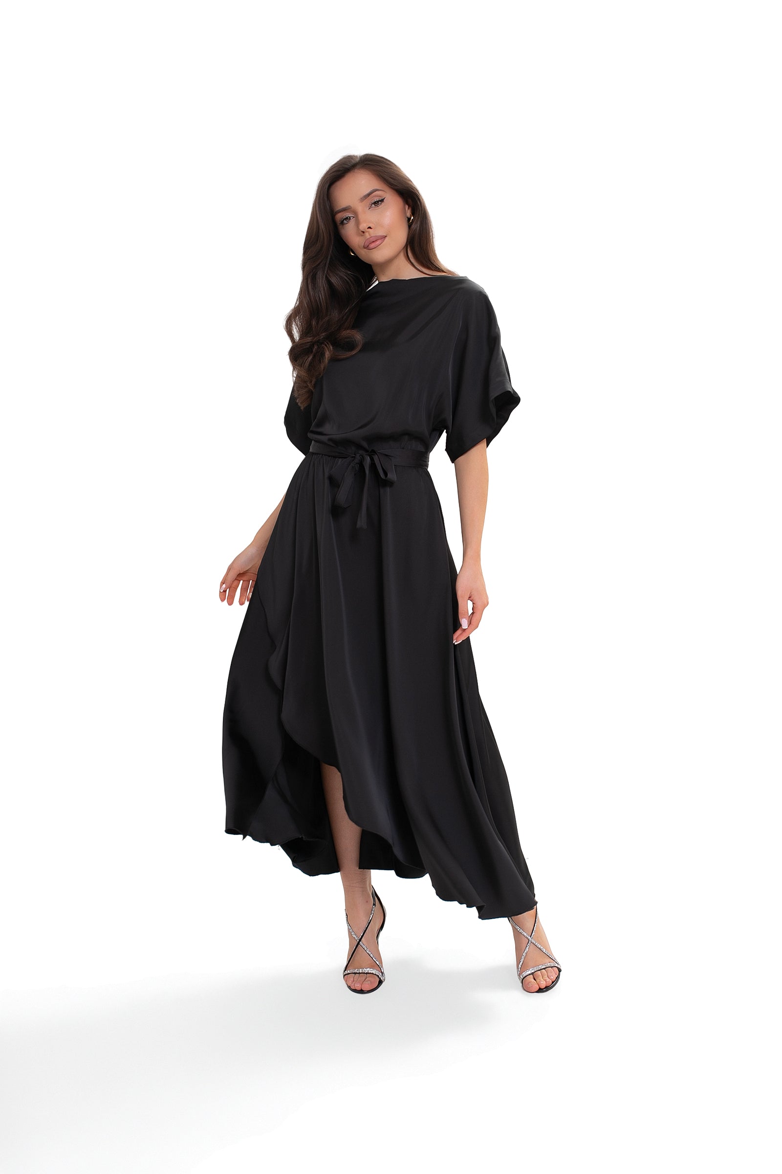 Sukienka damska MAYA czarna z luźnymi rękawami kimono i subtelnym połyskiem tkaniny | Bastet | Spironik.pl