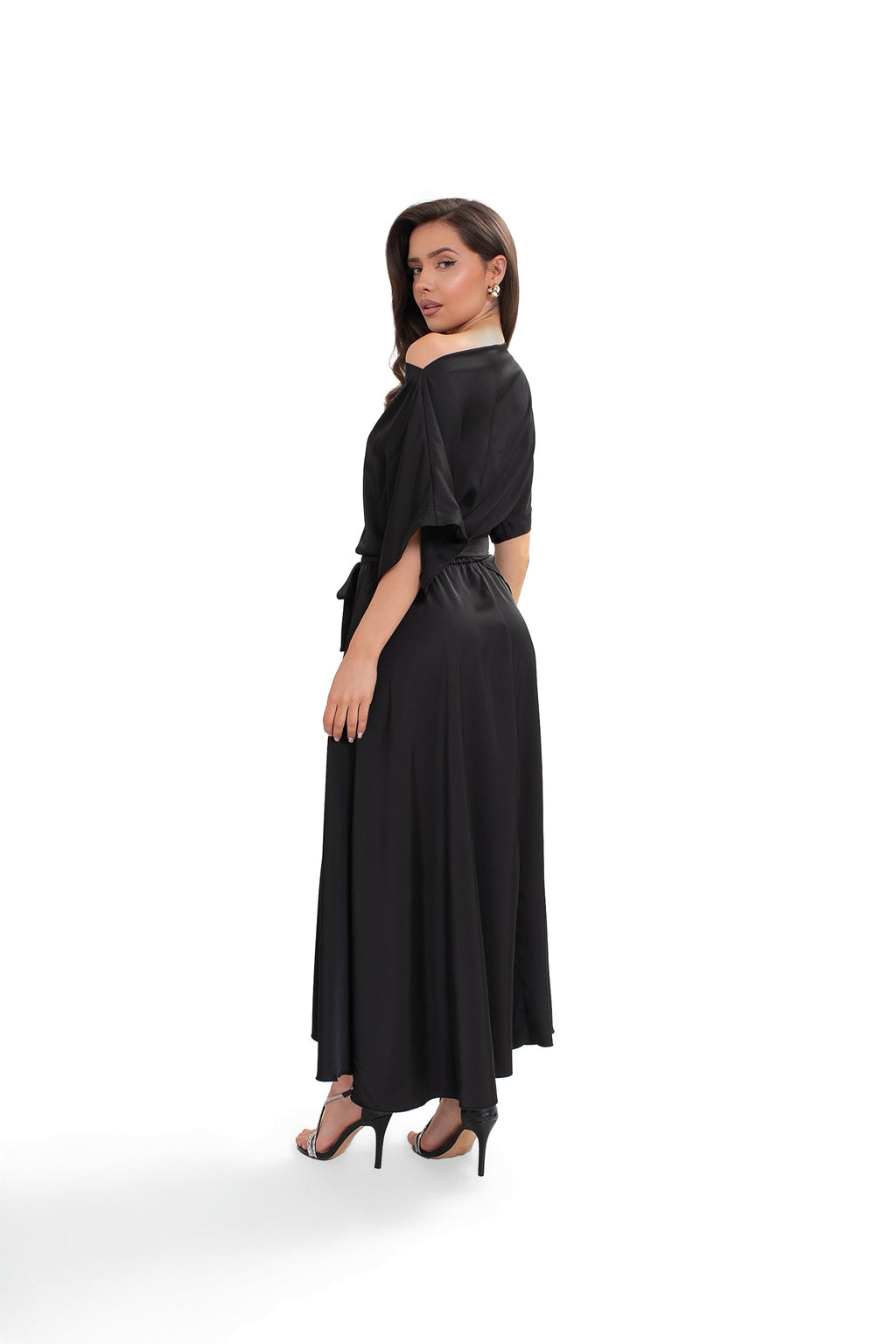 Czarna sukienka wieczorowa MAYA z rozcięciem na boku i eleganckim krojem kimono | Bastet | Spironik.pl