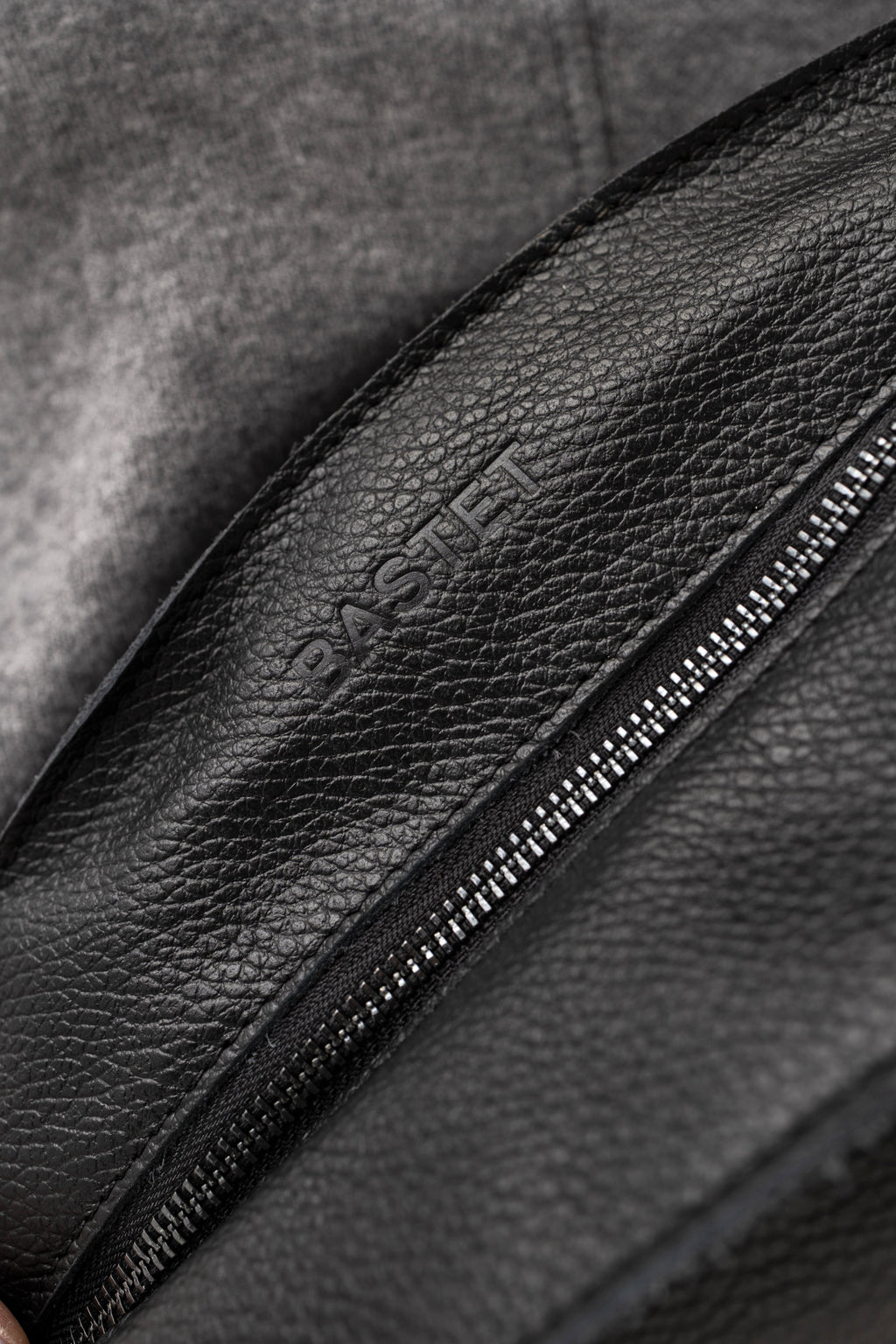 Dwie komory torebki pozwalają na wygodne przechowywanie najpotrzebniejszych rzeczy | Bastet | Spironik.pl