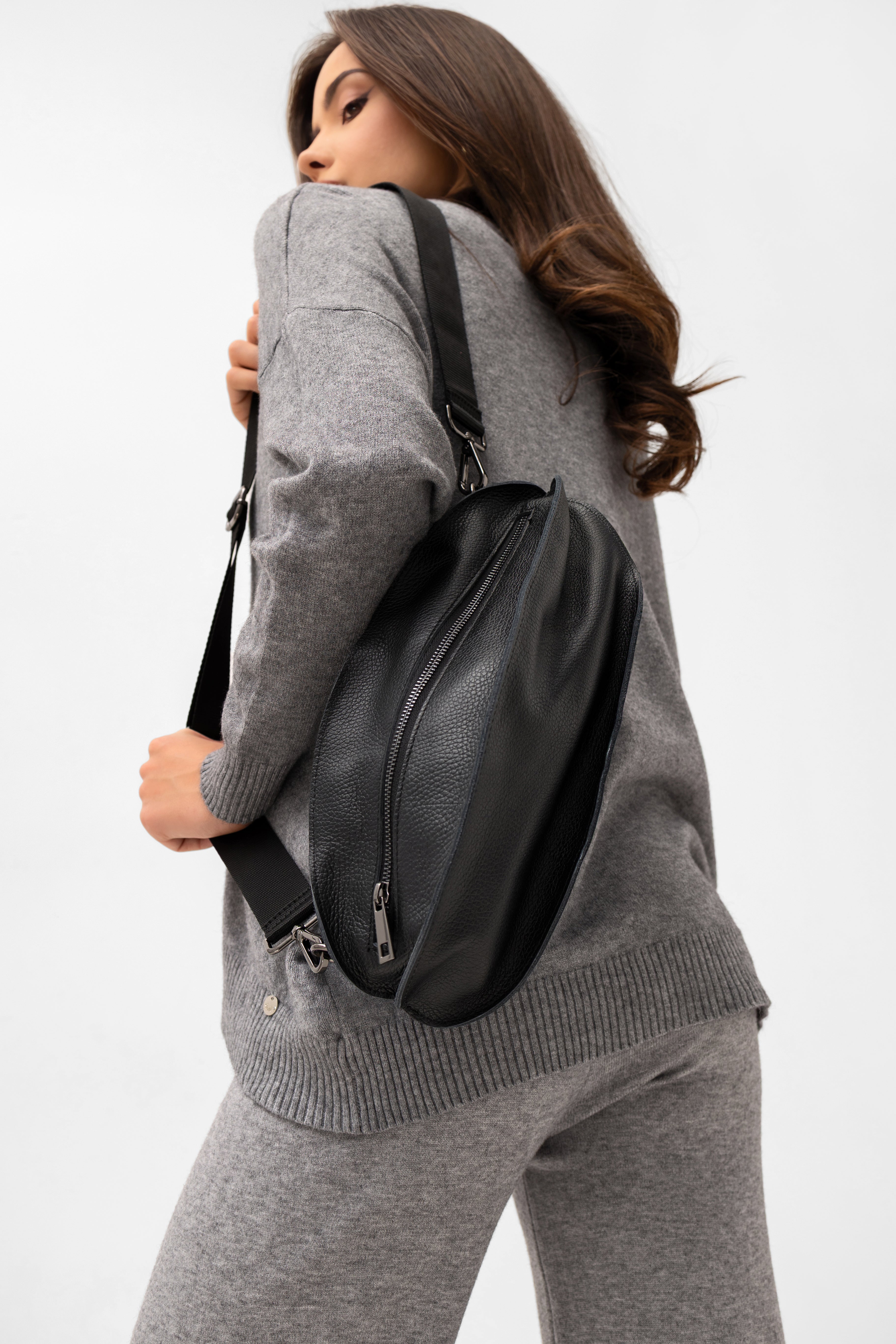 Skórzana nerka w kolorze grafitowym, nowoczesny dodatek do każdej stylizacji | Bastet | Spironik.pl