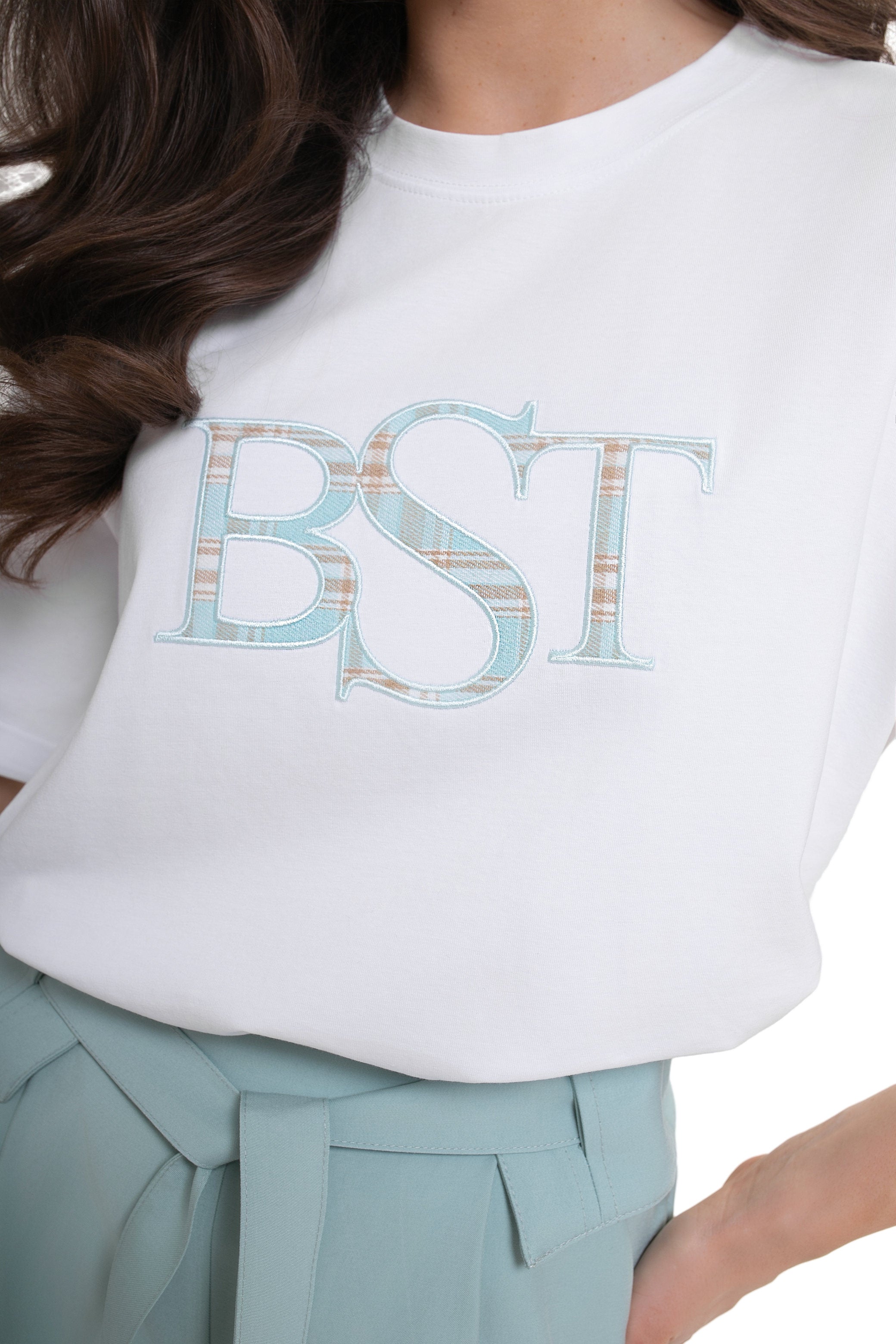 Luźny bawełniany t-shirt damski z wywijanymi mankietami i minimalistycznym designem | Bastet | Spironik.pl