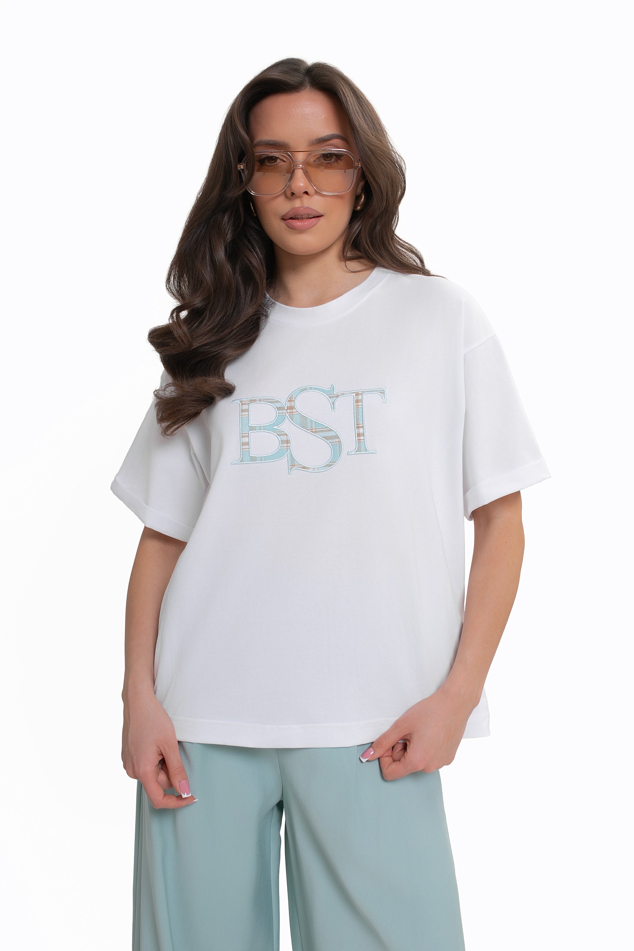 Damska bawełniana bluzka z klasycznym dekoltem i miętowym logo na gładkim tle | Bastet | Spironik.pl