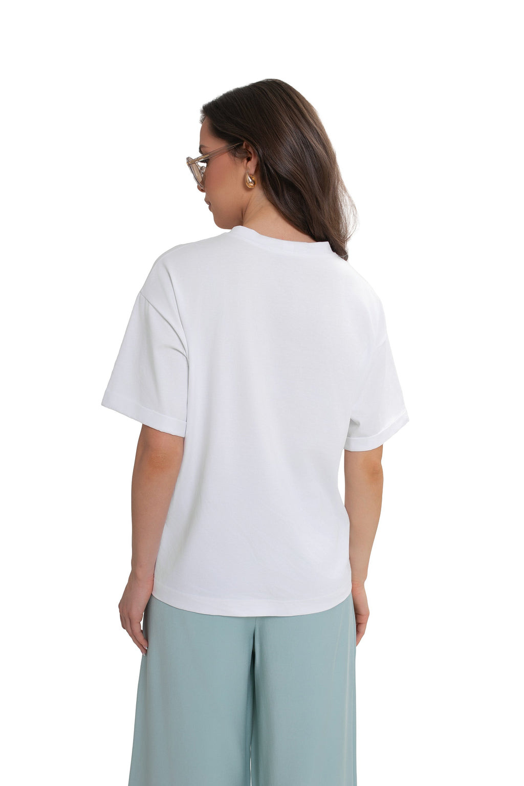 Biały t-shirt damski z krótkim rękawem i nowoczesną aplikacją BST w stylu casual | Bastet | Spironik.pl