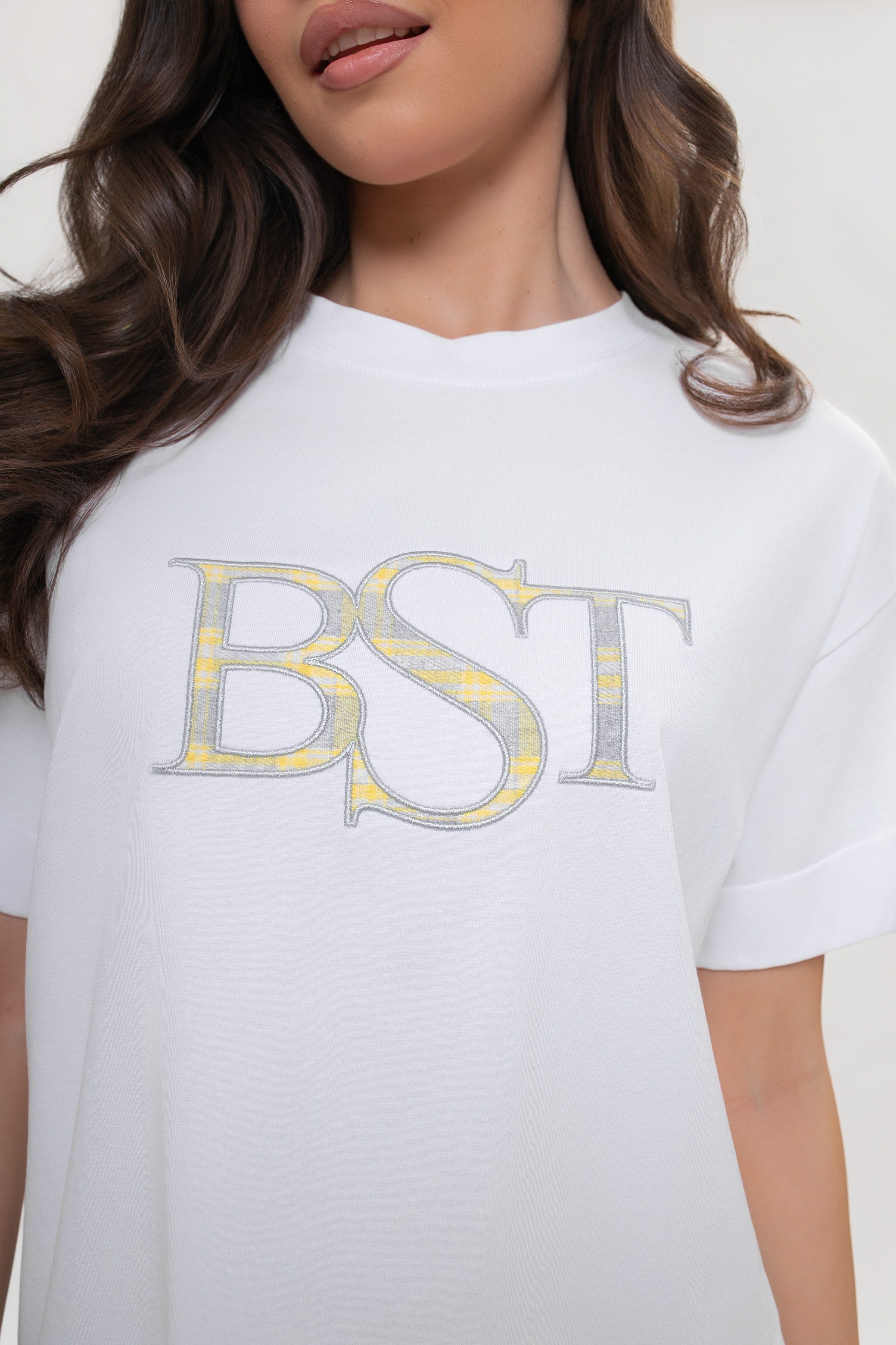 Biały t-shirt damski z bawełny z aplikacją BST i wywijanymi mankietami w casualowym stylu | Bastet | Spironik.pl