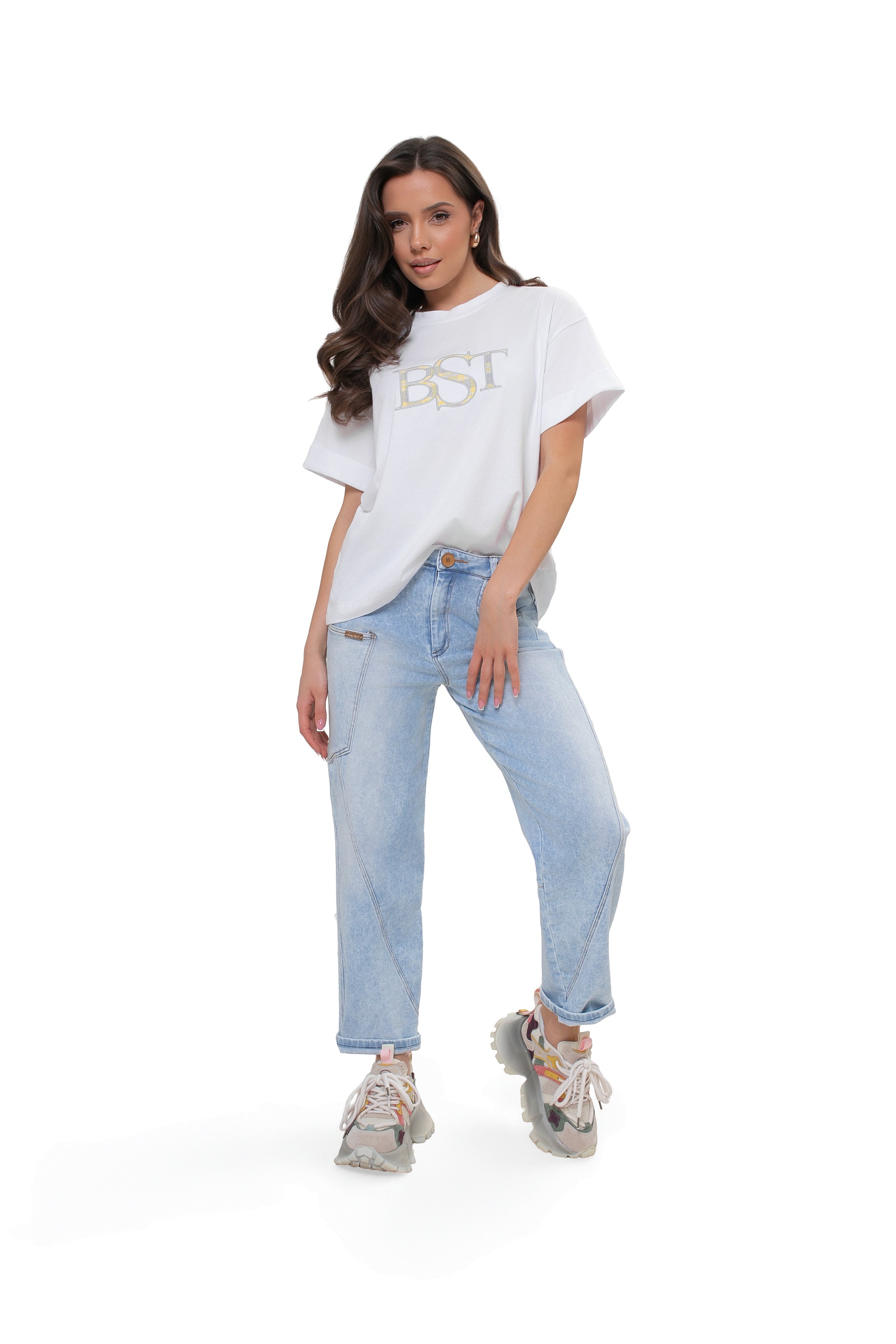 Luźny biały t-shirt damski z krótkim rękawem i subtelnym żółtym logo na przodzie bluzki | Bastet | Spironik.pl