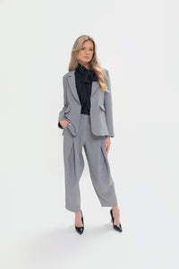Damenjacke mit Spitzenbesatz. Farbe: Grau